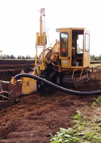 Pose de tuyau pour un drainage souterrain